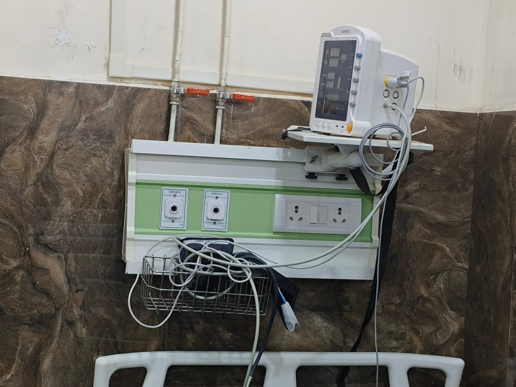 Contec Patient Monitor Piped Oxygen Panel Deluxe Room Life Care Hospital